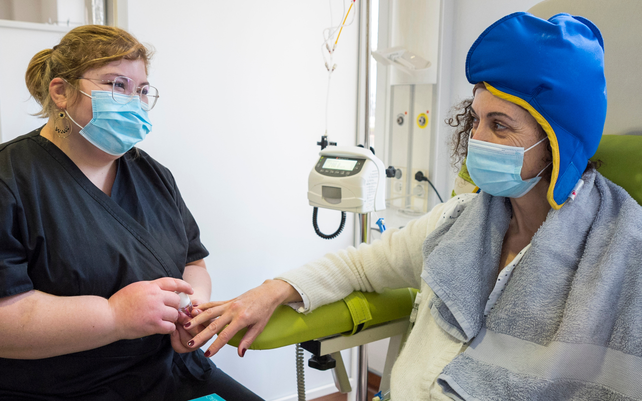 Socio-esthéticienne et patiente en oncologie